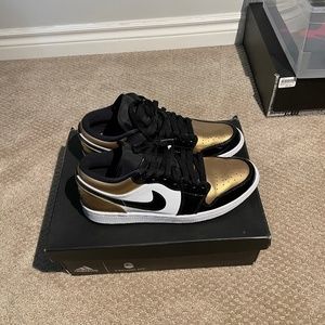 Jordan 1 low Black and gold